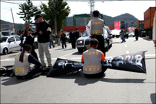 "열사를 결코 보낼 수 없다"며 자리에 주저앉은 슬퍼하는 동료들. 